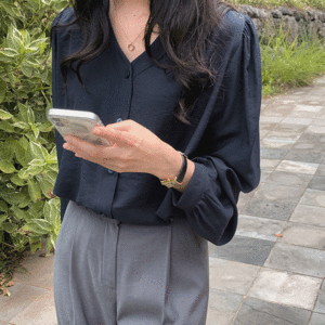 Flor V-neck Blouse